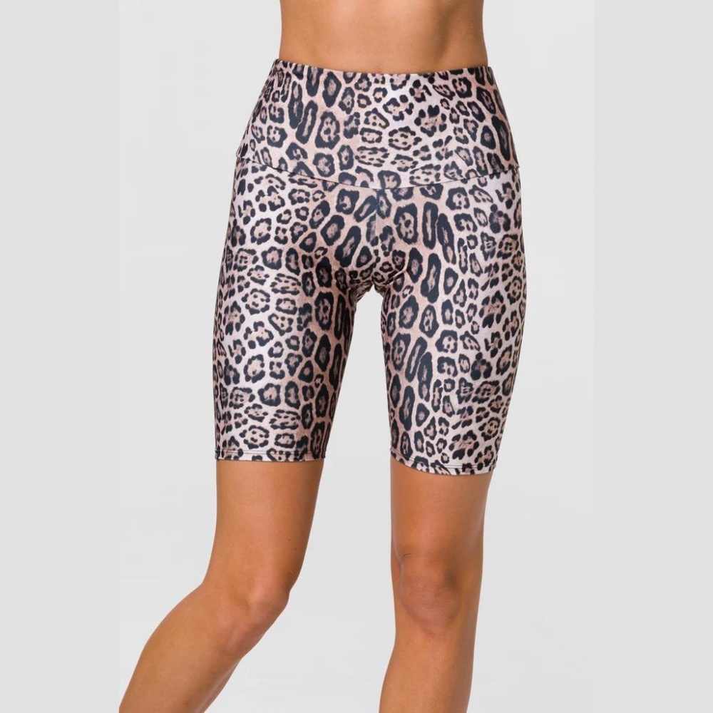 NWT Onzie  HIGH RISE LEOPARD BIKER SHORT